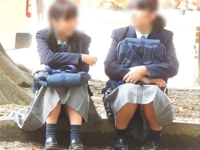 【盗撮動画】大人しそうな制服美少女の座りパンチラ、何故か海外でも大人気になってしまう...