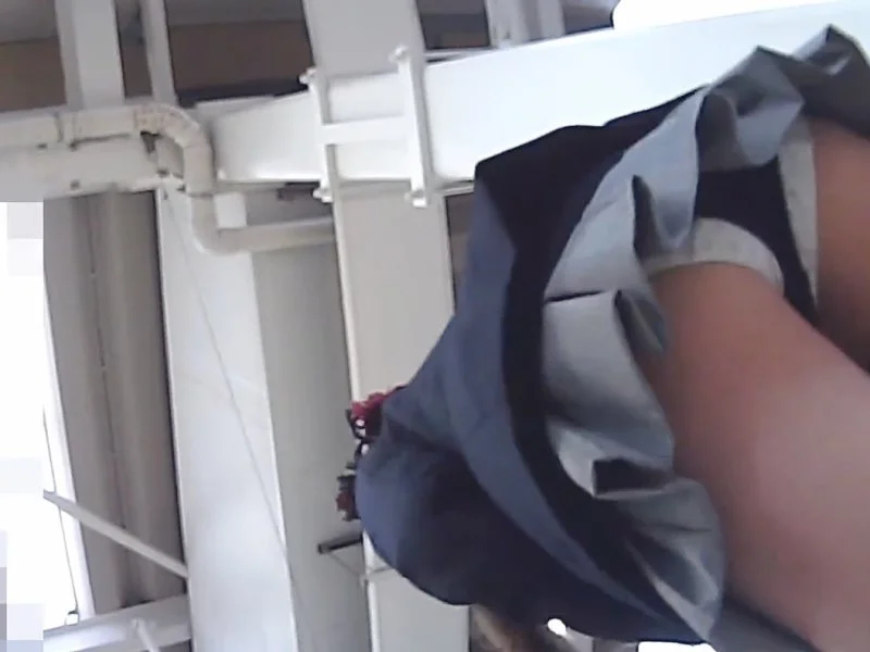 【盗撮動画】爽やかな朝の駅のホームでパンチラ盗撮敢行。重ねからがっつりハミパンの制服娘さん