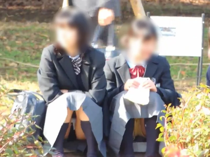 【盗撮動画】修学旅行中の制服娘の白と黒の座りパンチラ食べ比べ動画。標準丈スカでもこんなに丸見え