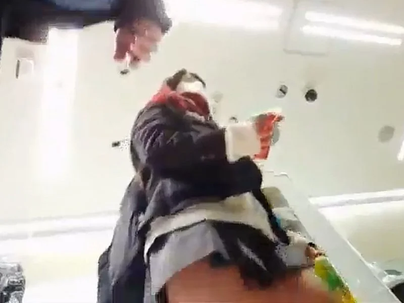 【盗撮動画】通学時間帯のセ○ンイ○ブンとかいう制服Kのパンチラ撮り放題のパラダイス...