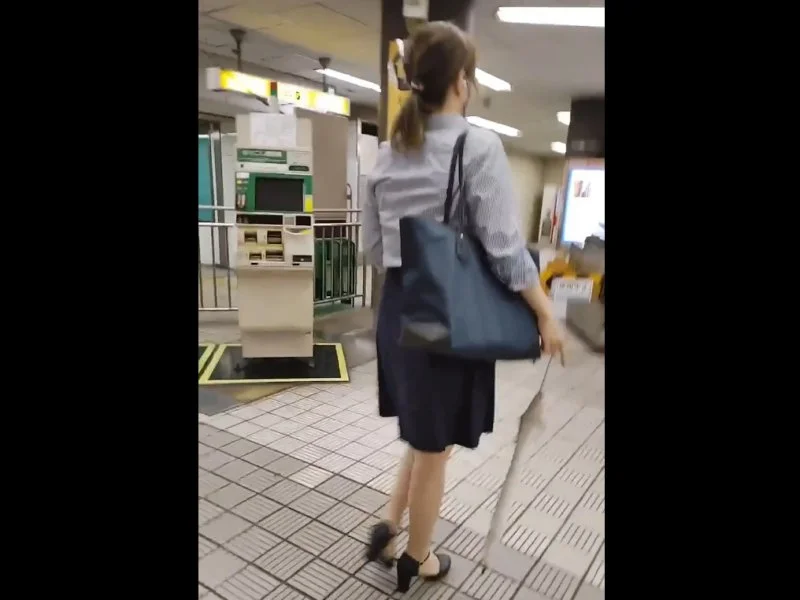 【盗撮動画】仕事帰りの上玉制服OLへの決死の逆さ撮り敢行。ラストは”バレ”でヤバいことに...
