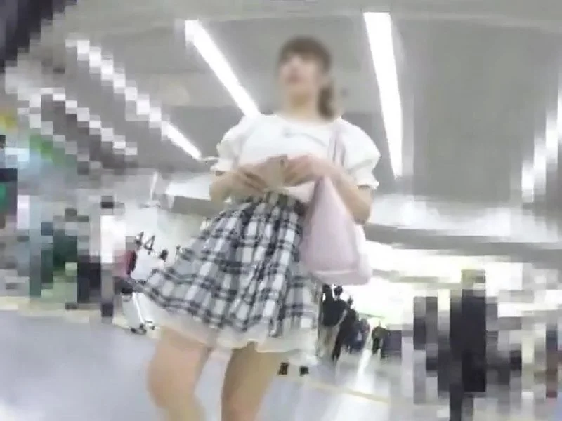 【盗撮動画】今からプロ撮り師に前後から生パンチラ撮られまくる激カワJDさんがこちらです