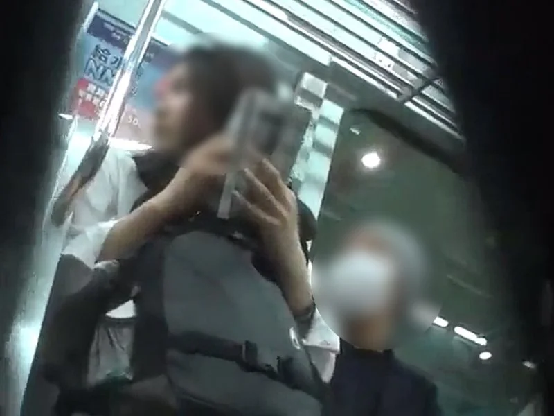 【盗撮動画】削除注意。電車で何かに気を取られる制服美少女が純白パンチラを盗み撮られるまでの一部始終...