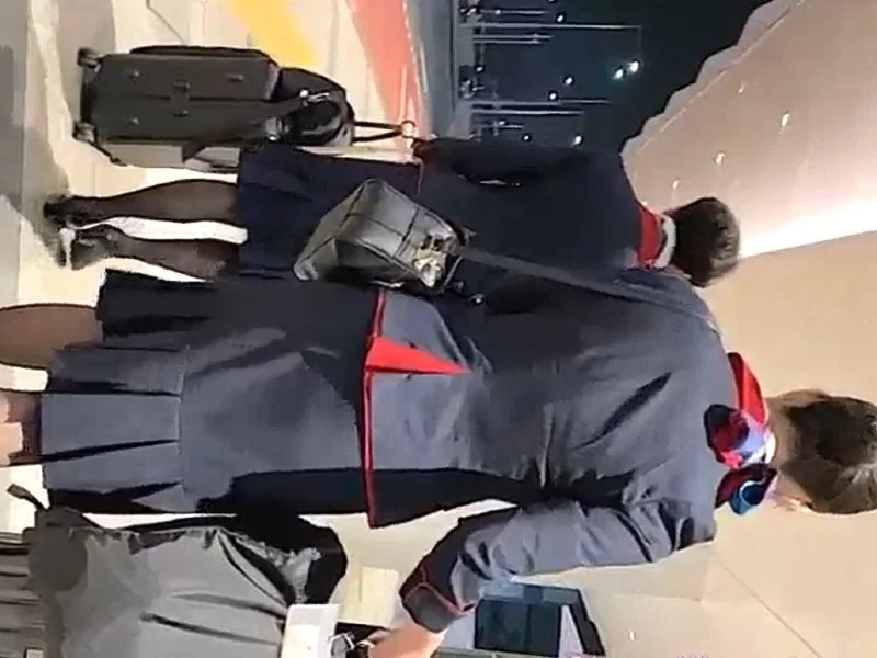 【盗撮動画】黒パンスト制服CAの逆さ撮り動画。憧れの制服スカートの中は黒スト越し生Pでした