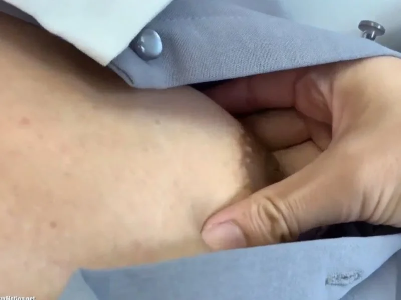 [Voyeur Video] Footage of a groper on a train. A genuinely dangerous individual slips his hand into a woman’s bra and gropes her small, bare breasts.