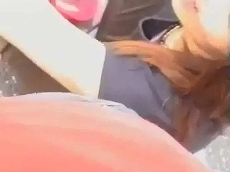 【盗撮動画】詳細など一切不明のイベント会場胸チラ盗撮動画。2名のガチ素人ギャルがタゲられているようです