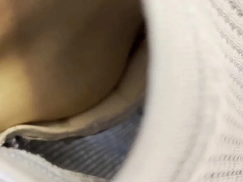 [Voyeur Video] A dangerous videographer approaches a beautiful shop clerk while she's working and secretly films a glimpse of her cleavage. He even pulls off an upside-down shot at the end.