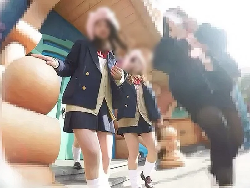 【盗撮動画】削除注意！声掛けでないと到達不可能な制服娘の夢の国パンチラ。これは...
