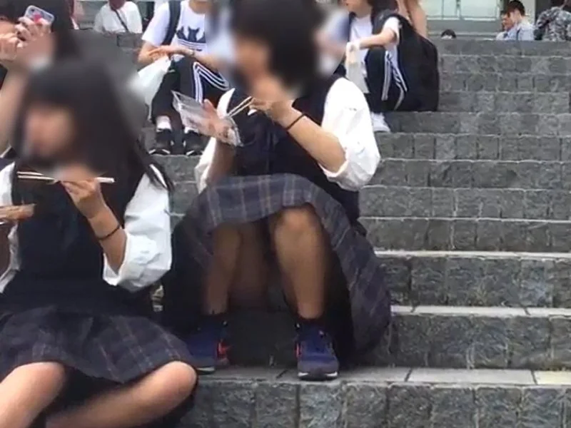 【盗撮動画】修学旅行で有名な名所で制服娘へのパンチラ盗撮事案。食事に夢中で白パン丸見え