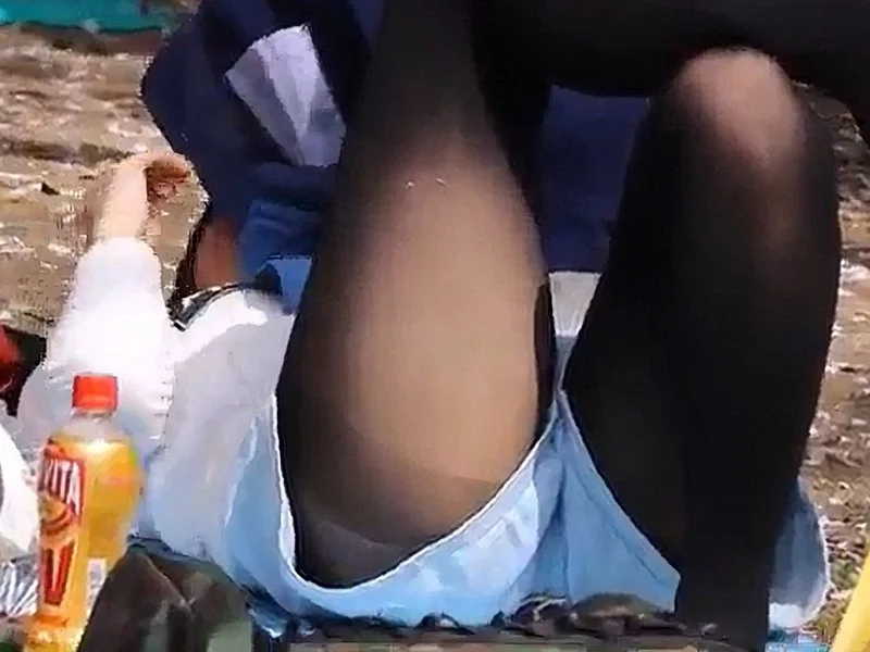 【盗撮動画】ガチ素人女子のショーパンの隙間から見える黒スト越し生Pがエッチすぎるお花見会場パンチラ