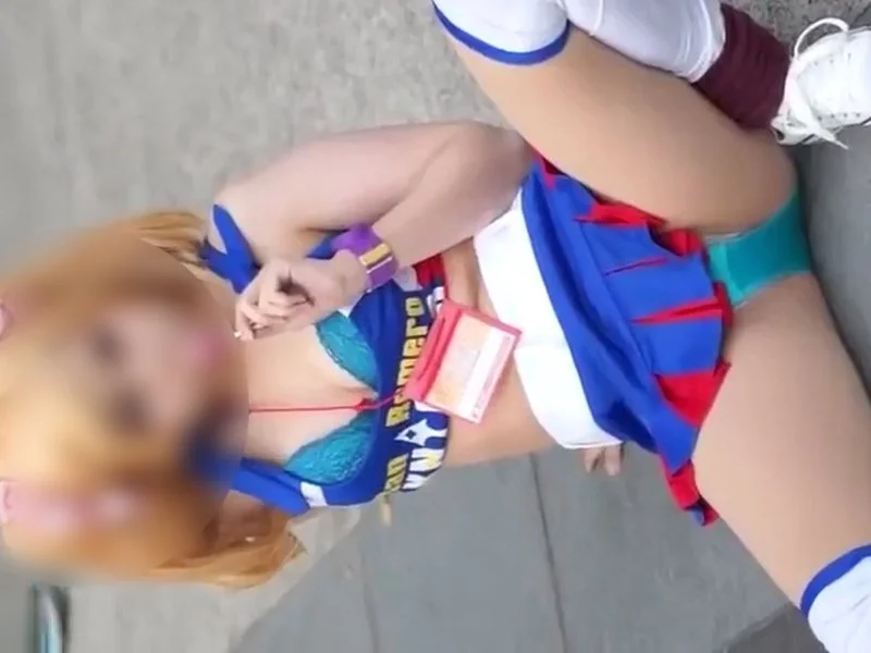 【盗撮動画】コミケ会場で露出度MAXの金髪極エロレイヤーと遭遇！どうする？→カメラでエロ目線撮影