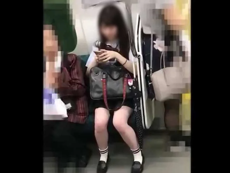 [Voyeur Video] A pretty schoolgirl in a uniform who looks like the class president falls victim to a panty shot. She has black hair and a demure look, but her panties were pure white.