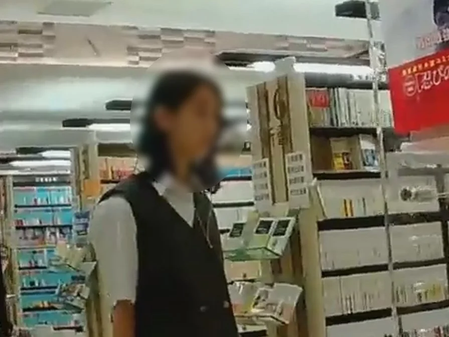 【盗撮動画】ボーッとした表情で白パンを撮られる育ちの良さそうな華奢スタイル美少女が発見される