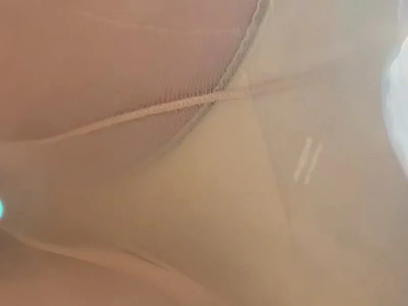 【盗撮動画】動画終盤に必見シーン。黒髪清楚系美人店員のパンスト越しドアップパンチラ