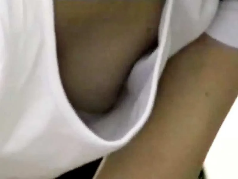 [Voyeur Videos] Hidden cameras targeting amateur girls who aren't paying attention to their cleavage! Frequent nipple shots!