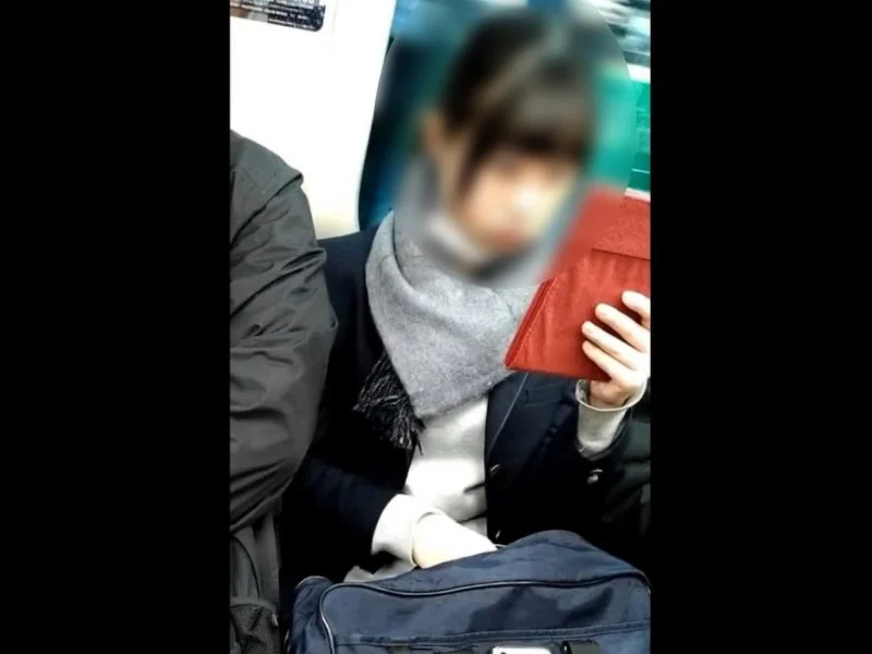 【盗撮動画】見た目には気を使っているがパンティは純白の制服Kさん、満員電車でパンチラ撮られる...