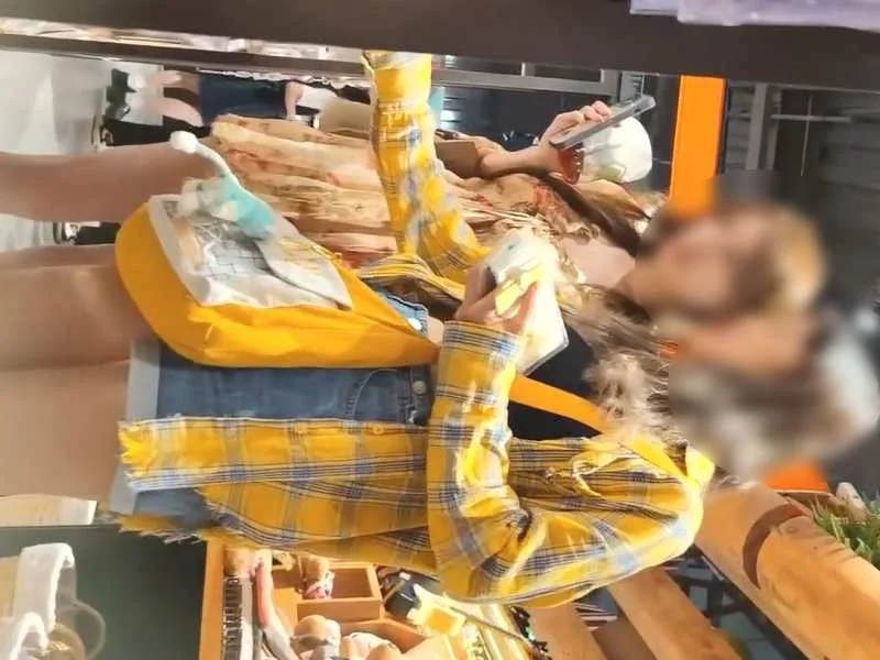 【盗撮動画】奥側の美形な娘がパンチラ盗撮のターゲット。白パンにまさかのハミ毛だった件