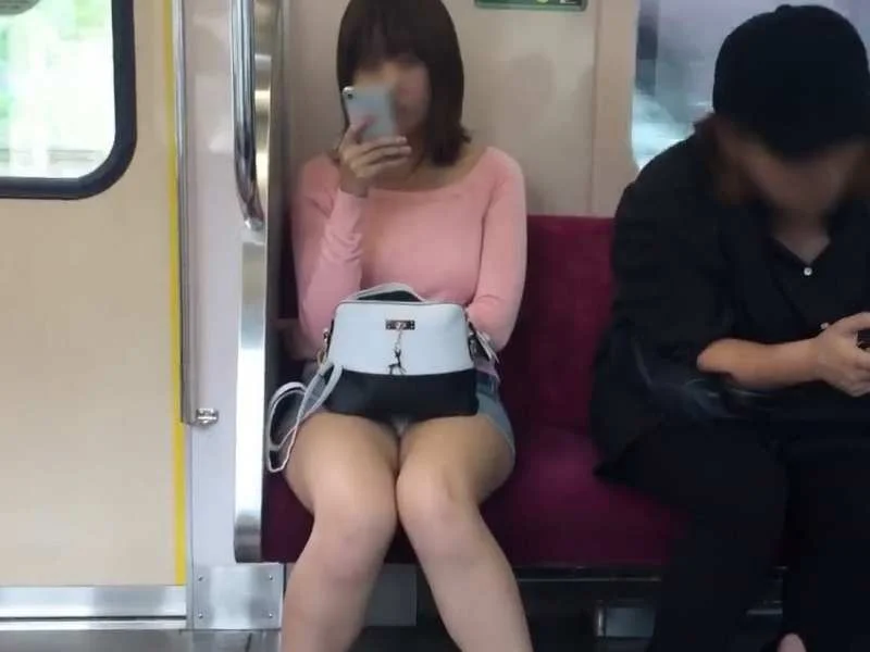 【盗撮動画】スマホが普及した今の時代、電車でパンチラしているミニスカ娘はことごとく撮られてしまう