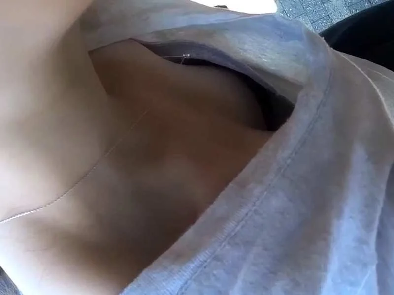 【盗撮動画】店先で黒髪清楚系美女と会話しながらの胸チラ盗撮。前屈みで微貧乳が丸見えになってます