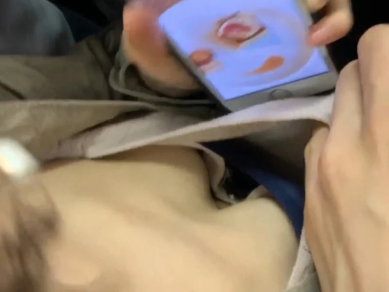 【盗撮動画】危険すぎるガチ痴漢映像。押し付け行為からのシャツの胸元めくって谷間ブラ丸見えへ...
