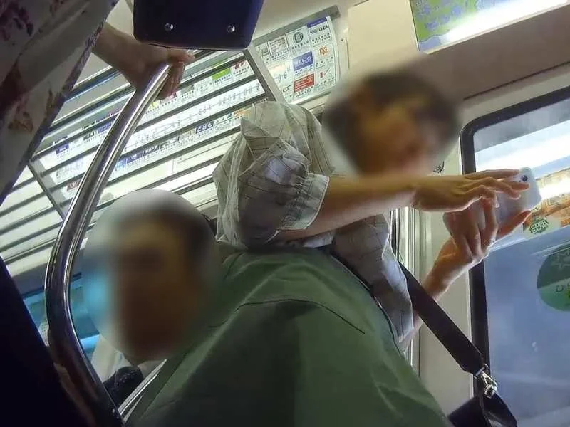 【盗撮動画】こんな素朴なメガネっ娘まで餌食になる電車内ガチものパンチラのリアリティが半端ない件
