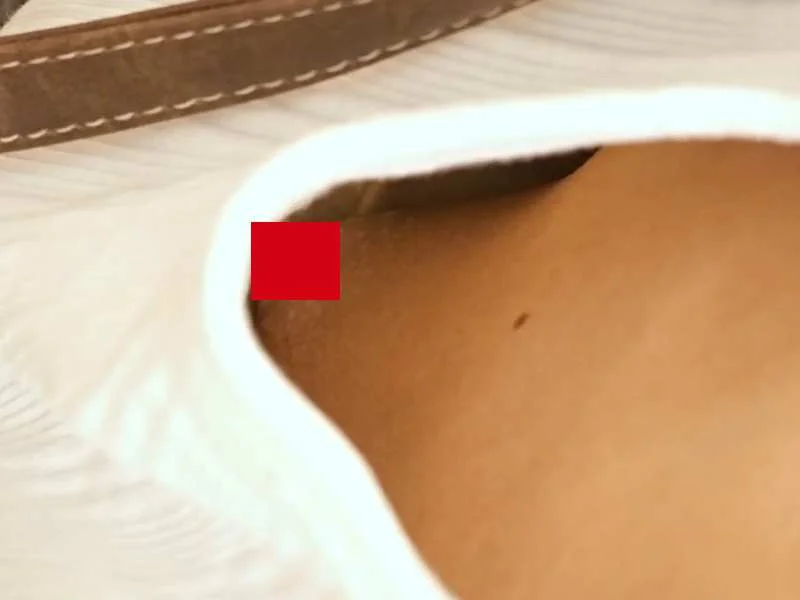 【胸チラ】削除必須の危険映像。スマホに夢中なティーン娘の膨らみかけおっぱいと色素薄乳首
