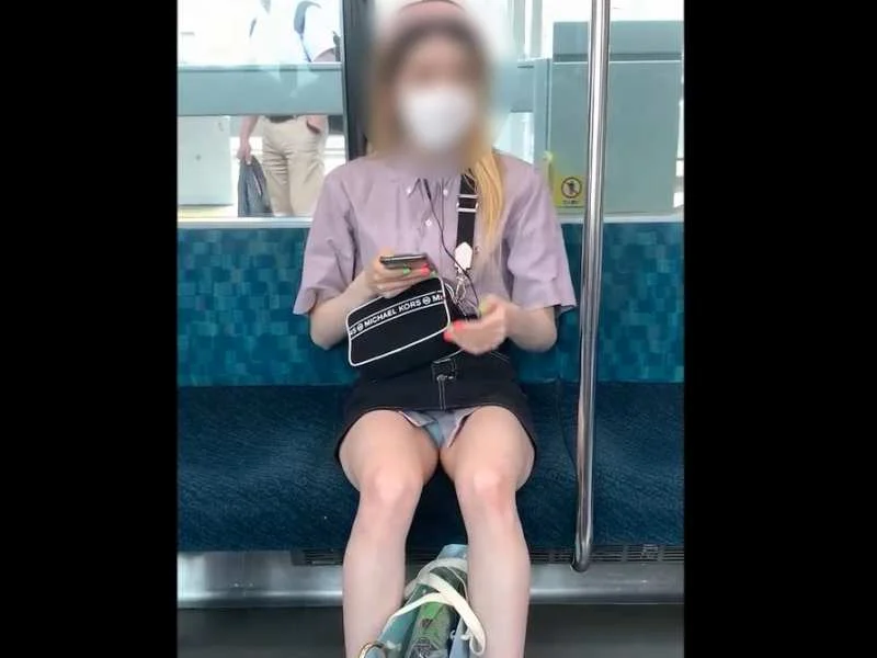 【盗撮動画】電車対面のスレンダーギャルさん、脚が細すぎて閉じていても水色パンティが丸見え
