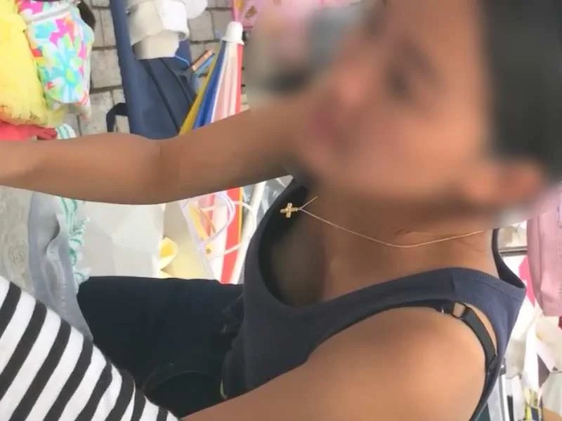 【盗撮動画】フリマ店員のタンクトップ美女さん、胸チラ撮り師に遭遇し乳首ポロリへ