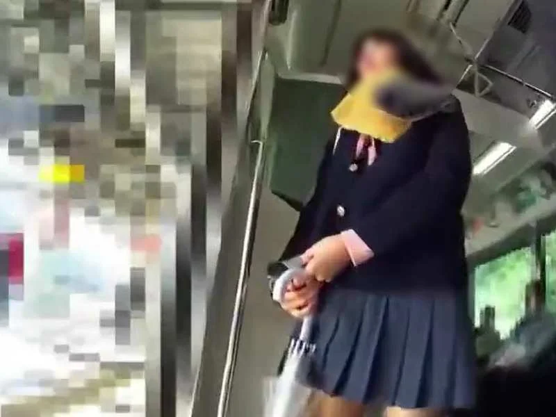 【盗撮動画】見逃し厳禁。ミニスカの中が生の純白パンティだった地味娘な制服じぇけパンチラ