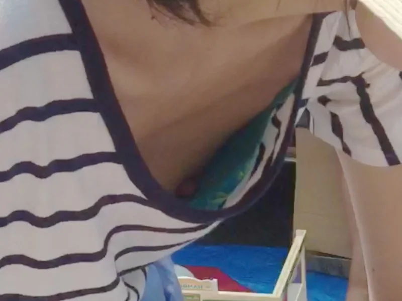 【盗撮動画】貴重品。フリマ会場でメガネ若ママのちっぱいとボタン乳首が丸見えになる胸チラ