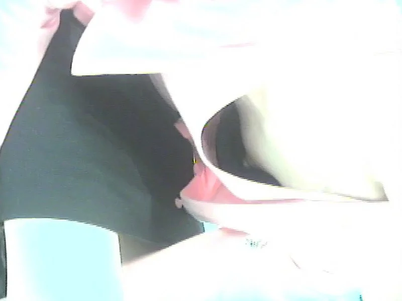 【盗撮動画】見逃し厳禁の美人ショップ店員胸チラ。伝説の男が残した貴重な胸チラ動画がこちら