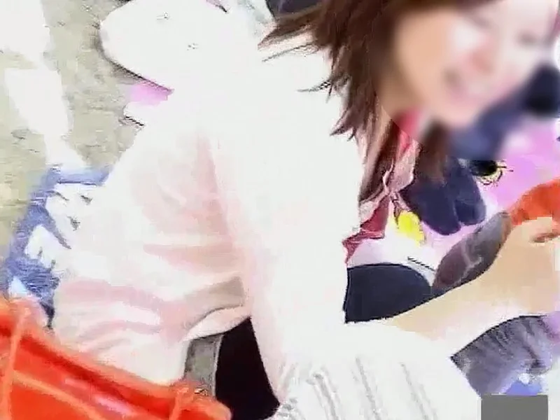 【盗撮動画】すっぴんなのに激カワなガチ素人娘の胸チラ盗撮。浮きブラで中身が丸見えです