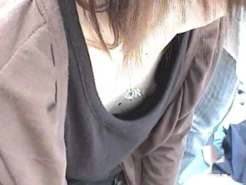 [Voyeur Video] Two Scenes of a Small-Breasted Girl’s Nipples Showing at a Flea Market While She’s Completely Unwary. A Highly Skilled “Cleavage Hunter” Approaches Her and Films Her.