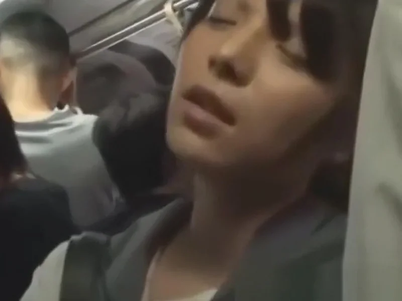 【盗撮動画】走行中のバス車内で絶賛置換され中の美少女ギャルKが完全に感じている件について