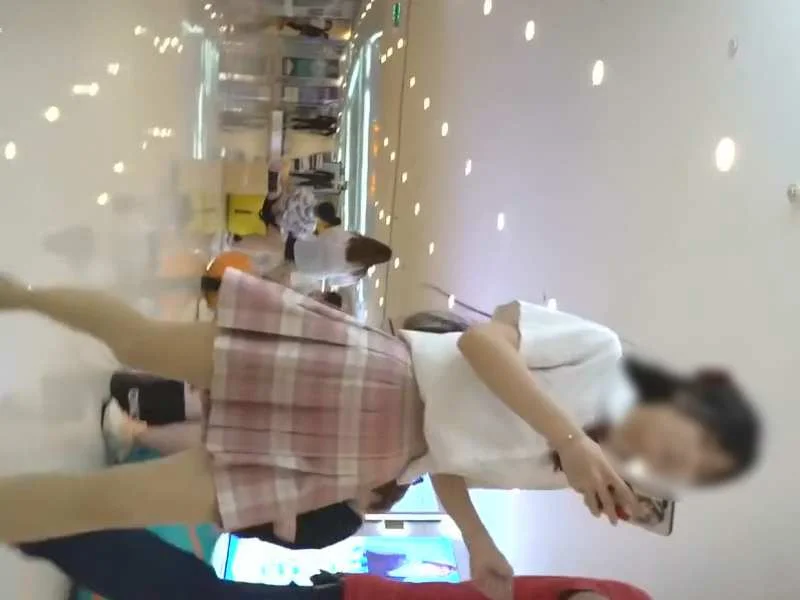 【盗撮動画】地域でトップレベルのS級制服美少女さん、チェックスカの中はこんなパンティ穿いてました