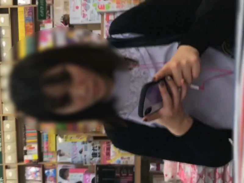 【盗撮動画】顔バチ、逆さバチのヤバイやつ。書店で黒髪清楚な娘の黒スト越し逆さ撮りパンチラ