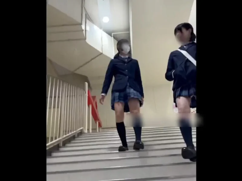 【盗撮動画】※黒ずみマ●コ この真面目そうな制服娘達のW白パンチラで”とんでもない事実”が発覚してしまう...