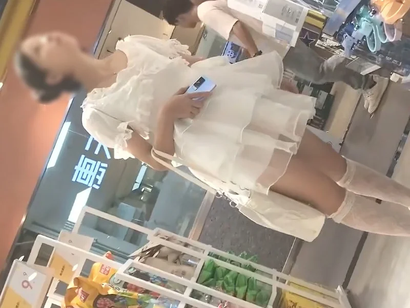 【盗撮動画】こういう可愛い美少女の生パンが見れるとなると絶対に見逃したくないパンチラマニア