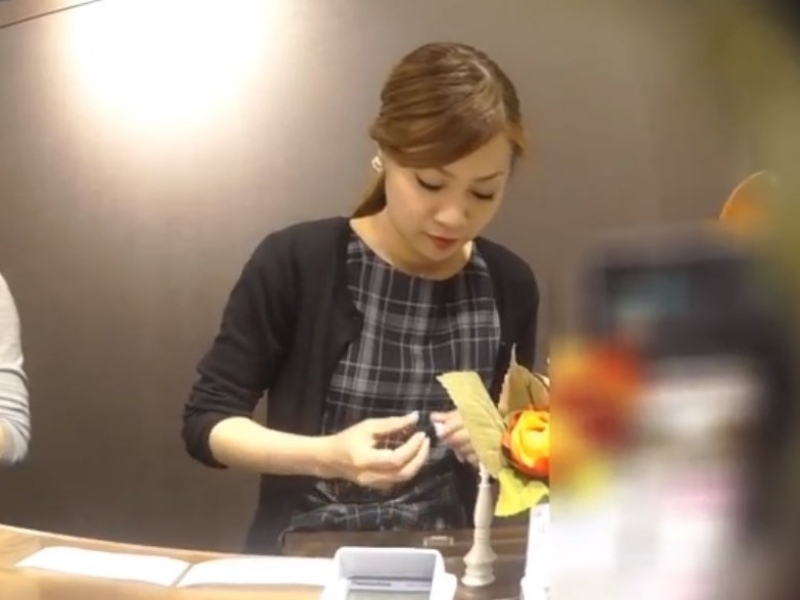 【盗撮動画】どう見てもガチ！レジ前&店内で純白サテンPを盗撮されてる美人ショップ店員がこちら