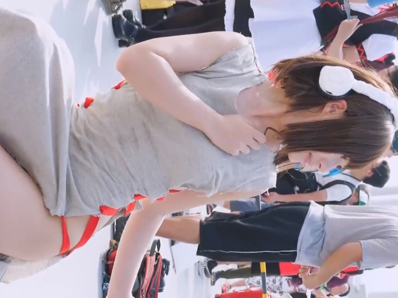 【盗撮動画】コミケの超絶美人レイヤーのコスプレがスケベすぎると話題！なんか黒いの見えてるんだが...
