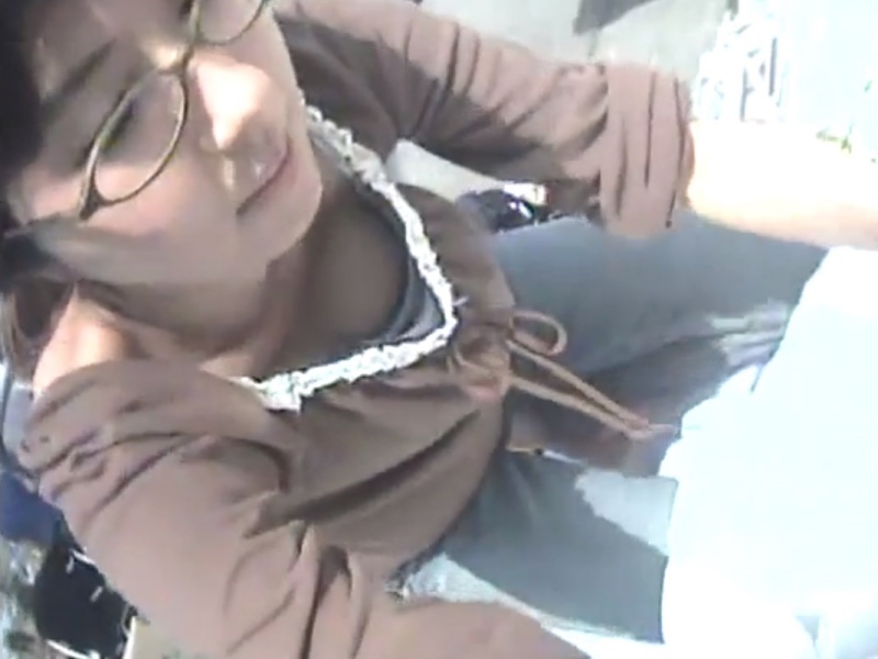[Voyeur Video] Presented by the Legendary "Cleavage Hunter"! Ogling the surprising bust of a plain-looking, bespectacled college girl with huge breasts at a flea market
