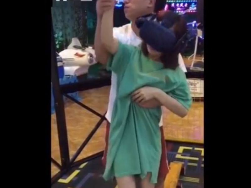【痴漢動画】ゲーセンでVRを楽しむ素人ギャルのおっぱいを触りまくるチー牛が発見される
