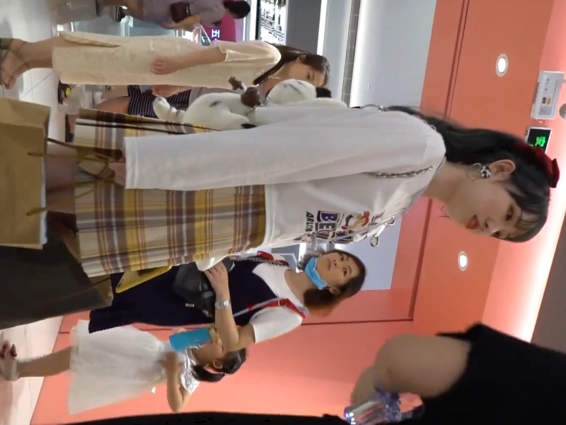 【盗撮動画】激しく永久保存版！アイドル超え激カワ美少女私服Kのシンプルパンティを逆さ撮り