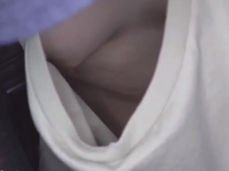 【盗撮動画】胸チラ盗撮されてる女子、無防備すぎて乳首からお腹まで丸見えになってしまう