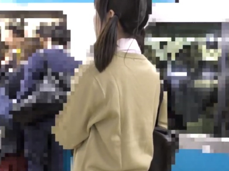 【痴漢動画】電車通学の美少女JKが満員電車でパンツをずらされてクチュクチュされるまでの一部始終がこちら・・・