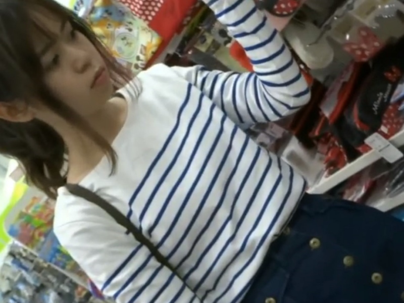 【盗撮動画】雑貨屋店内で胸チラ盗撮事案！前屈みの胸元に隠しカメラを突っ込まれる素人女子たち
