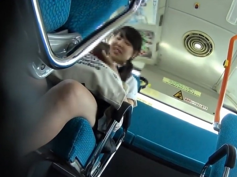 【盗撮動画】フロントまでがっつり丸見え！学校帰りに粘着されるツインテ制服JKの水色サテンパンチラ