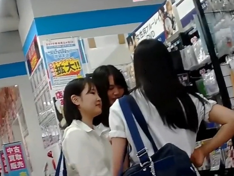 [Voyeur Video] Filmed by a cameraman with a penchant for "pure white panties"! A hidden camera video featuring upskirt shots of three schoolgirls in uniform