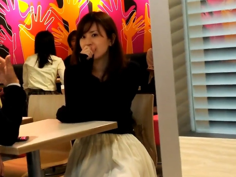 【盗撮動画】一般人は絶対に見れない！上玉美女たちのスカートをめくる至高のド接写パンチラ映像がこちら