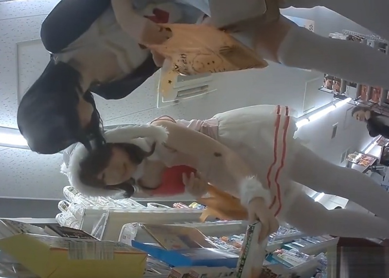 【盗撮動画】ハロウィンのコンビニで逆さ撮りパンチラを決行！お友達と2人で行動中のティーン娘の白パンティ